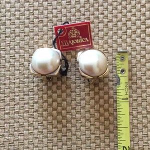 Beautiful pearl Majorica earrings.NEW